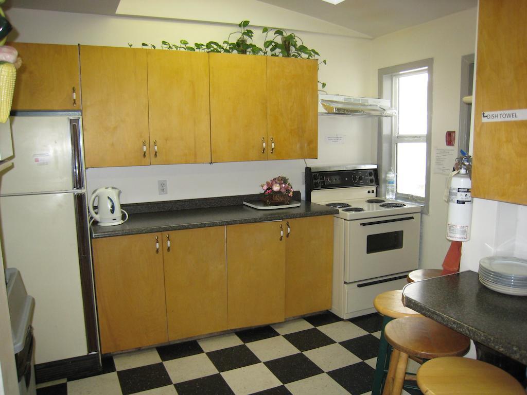 Kelowna Okanagan Lake Hostel Exteriör bild
