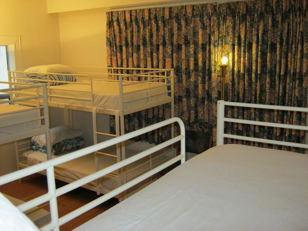 Kelowna Okanagan Lake Hostel Rum bild