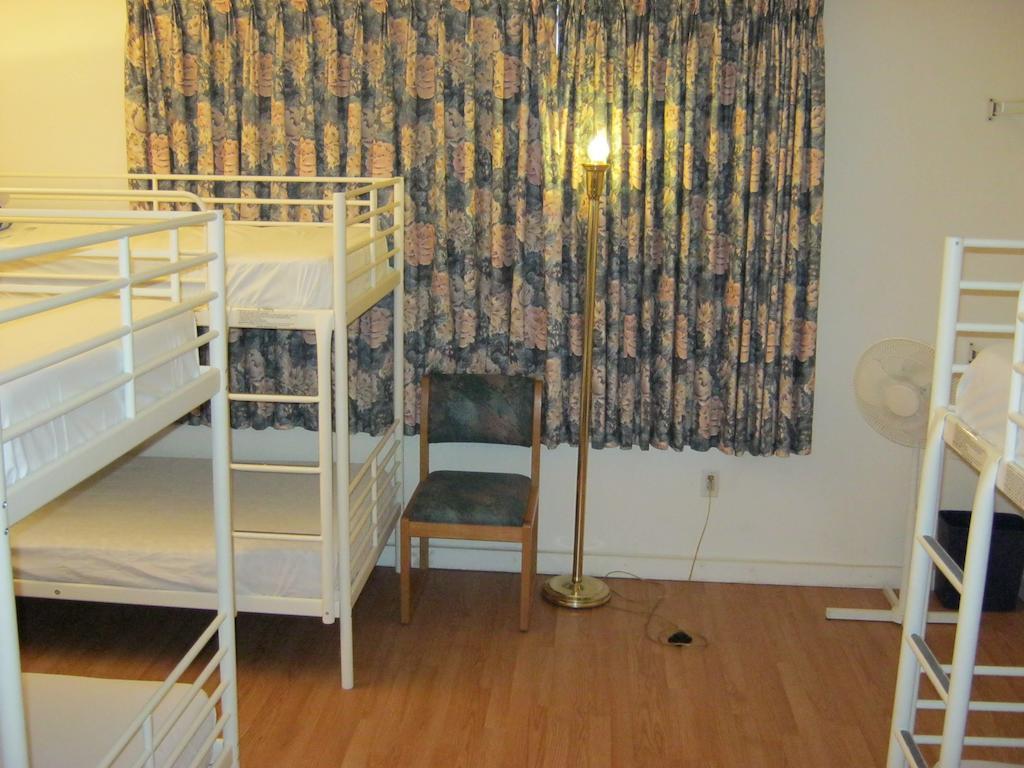 Kelowna Okanagan Lake Hostel Rum bild